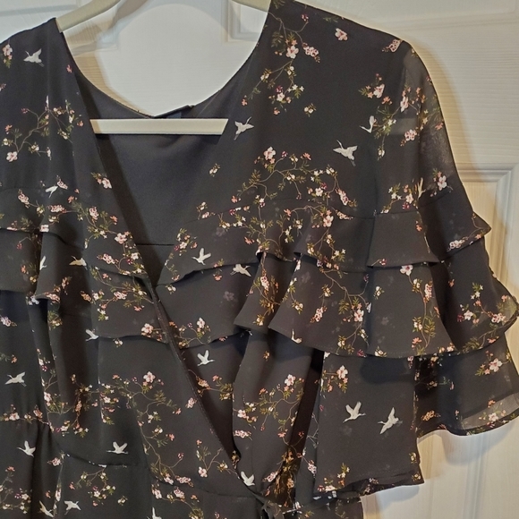 Torrid Plus Size 1 Black Floral/Bird Print Chiffon Ruffled Wrap Dress S/S Mini - Picture 2 of 8